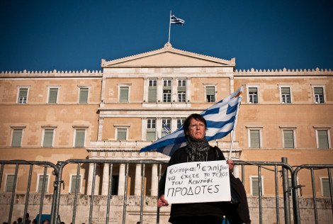 Τσίπρας και βουλευτές αποχώρησαν από τη Βουλή και ενώθηκαν με τους διαδηλωτές στο Σύνταγμα [εικόνες] | iefimerida.gr 3