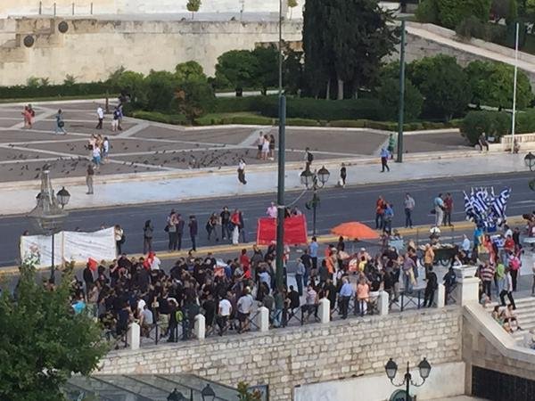 200 αντιεξουσιαστές στο Σύνταγμα για να χαλάσουν τη διαδήλωση «Μένουμε Ευρώπη» [εικόνες]  | iefimerida.gr 0