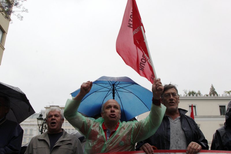 Παρά τη βροχή οι συνταξιούχοι βγήκαν να διαμαρτυρηθούν για τα μέτρα -Πορεία στη Βουλή [εικόνες] | iefimerida.gr 0