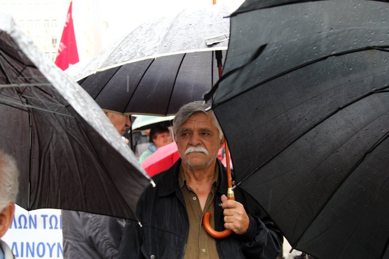 Παρά τη βροχή οι συνταξιούχοι βγήκαν να διαμαρτυρηθούν για τα μέτρα -Πορεία στη Βουλή [εικόνες] | iefimerida.gr 2