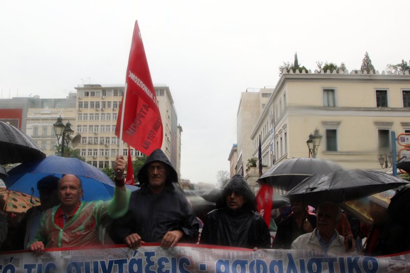 Παρά τη βροχή οι συνταξιούχοι βγήκαν να διαμαρτυρηθούν για τα μέτρα -Πορεία στη Βουλή [εικόνες] | iefimerida.gr 1