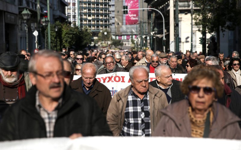 Στους δρόμους οι συνταξιούχοι για το Ασφαλιστικό -Σε κλοιό το υπουργείο Εργασίας [εικόνες] | iefimerida.gr 1