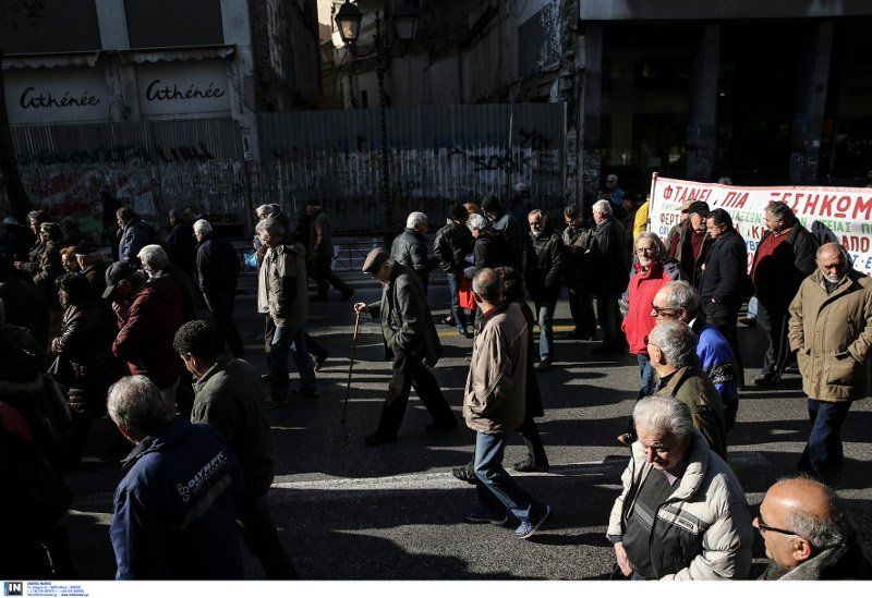 Στους δρόμους οι συνταξιούχοι για το Ασφαλιστικό -Σε κλοιό το υπουργείο Εργασίας [εικόνες] | iefimerida.gr 3