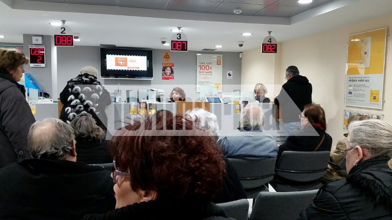 Συνταξιούχοι στο iefimerida.gr για τον μποναμά: Δουλέψαμε μια ζωή, δεν μας τα χάρισαν -Στην ουρά για 42 λεπτά | iefimerida.gr 1