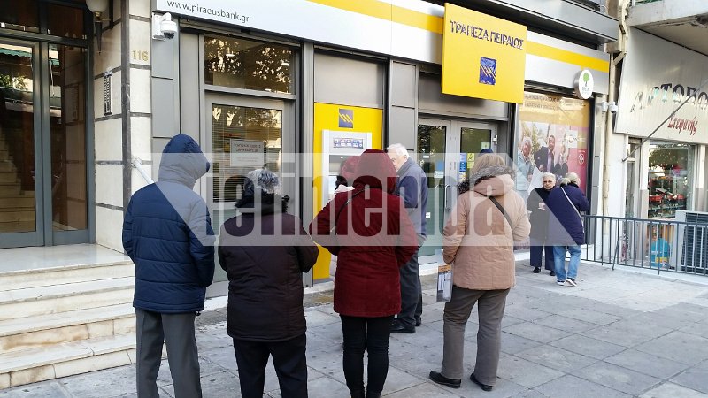 Συνταξιούχοι στο iefimerida.gr για τον μποναμά: Δουλέψαμε μια ζωή, δεν μας τα χάρισαν -Στην ουρά για 42 λεπτά | iefimerida.gr 2