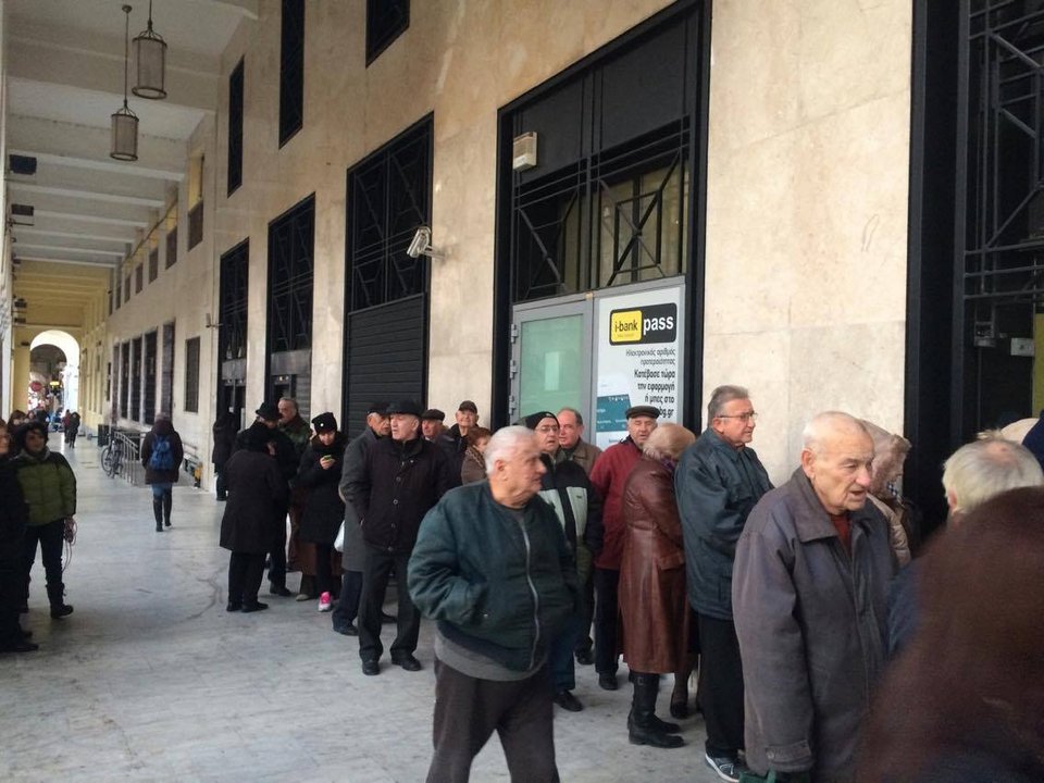 Ουρές συνταξιούχων έξω από ΑΤΜ για το έκτακτο βοήθημα και το μισό ΕΚΑΣ [εικόνες & βίντεο] | iefimerida.gr 4