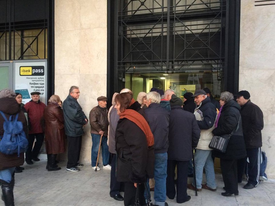 Ουρές συνταξιούχων έξω από ΑΤΜ για το έκτακτο βοήθημα και το μισό ΕΚΑΣ [εικόνες & βίντεο] | iefimerida.gr 5