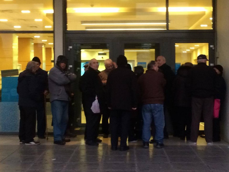 Ουρές συνταξιούχων έξω από ΑΤΜ για το έκτακτο βοήθημα και το μισό ΕΚΑΣ [εικόνες & βίντεο] | iefimerida.gr 6