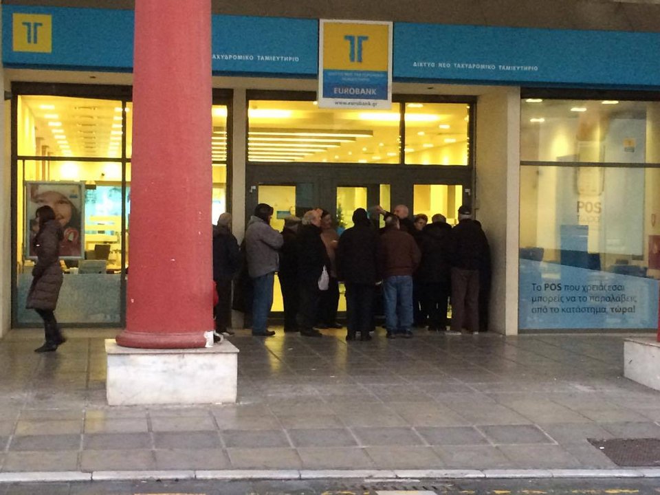 Ουρές συνταξιούχων έξω από ΑΤΜ για το έκτακτο βοήθημα και το μισό ΕΚΑΣ [εικόνες & βίντεο] | iefimerida.gr 7