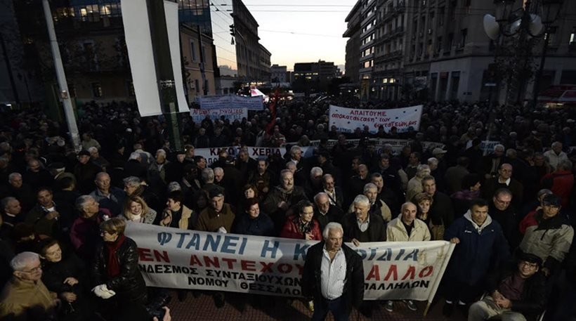 Ενταση έξω από το Μαξίμου: Συνταξιούχοι έσπασαν τον κλοιό και διαμαρτυρήθηκαν [εικόνες] | iefimerida.gr 6