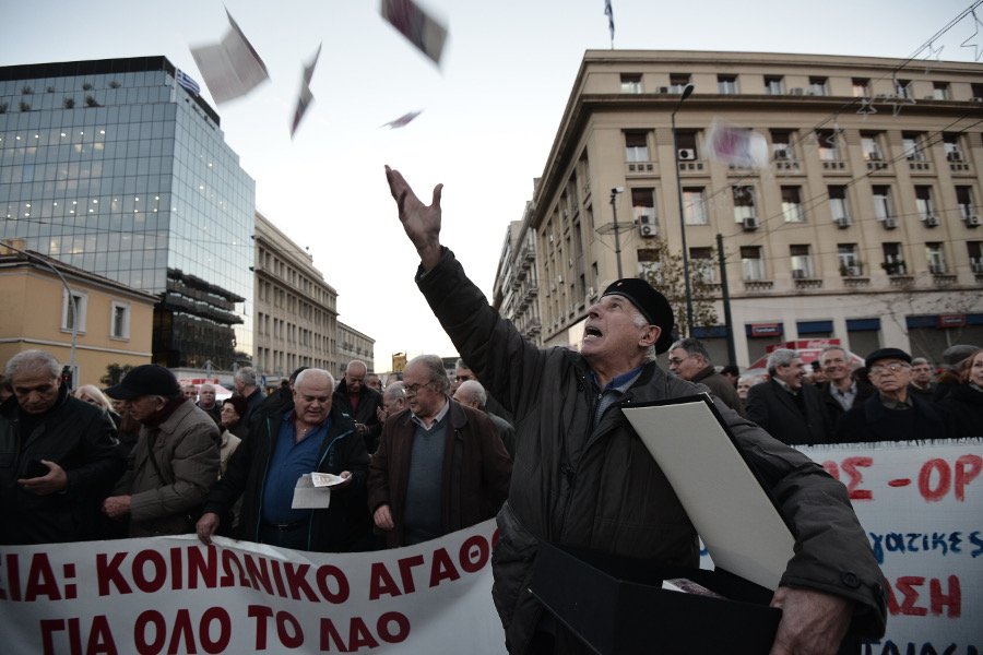 Ενταση έξω από το Μαξίμου: Συνταξιούχοι έσπασαν τον κλοιό και διαμαρτυρήθηκαν [εικόνες] | iefimerida.gr 8