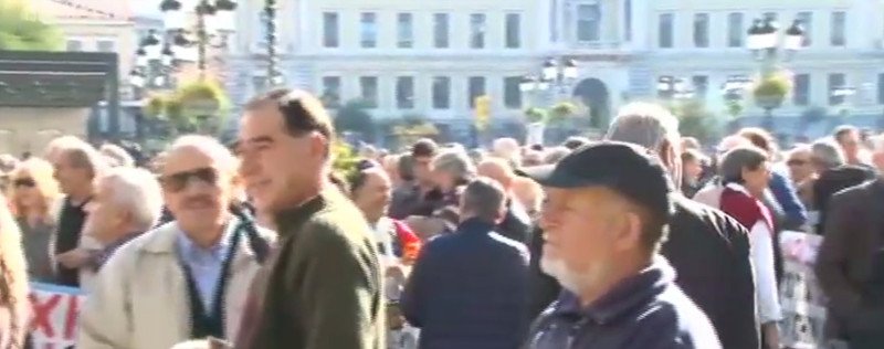 Χιλιάδες συνταξιούχοι έκαψαν τις επιστολές Κατρούγκαλου | iefimerida.gr 7