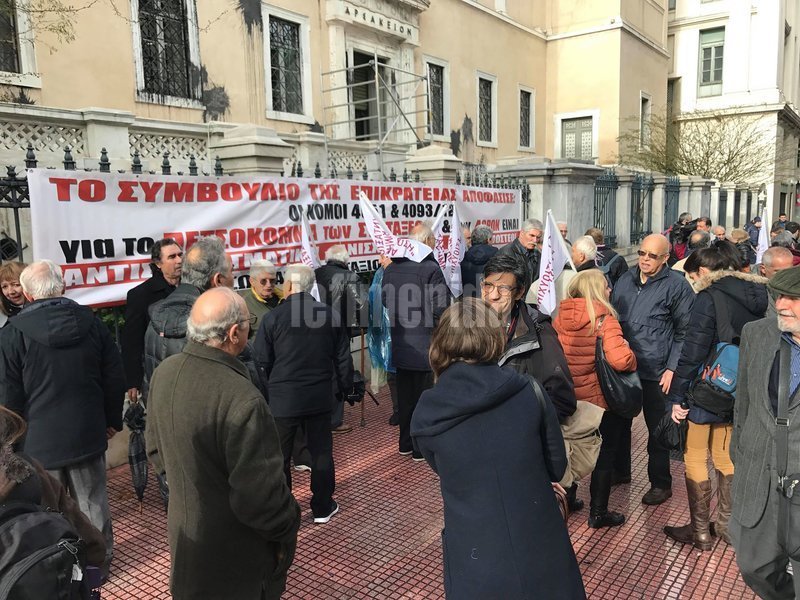 Συνταξιούχοι στο ΣτΕ: Ζητούν εξηγήσεις γιατί δεν τους δίνουν τα αναδρομικά [εικόνες & βίντεο] | iefimerida.gr 2