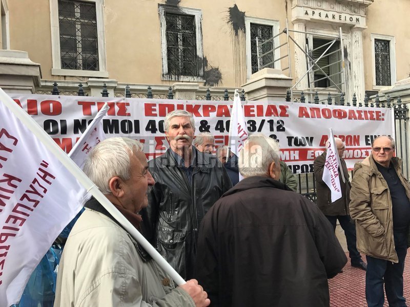 Συνταξιούχοι στο ΣτΕ: Ζητούν εξηγήσεις γιατί δεν τους δίνουν τα αναδρομικά [εικόνες & βίντεο] | iefimerida.gr 4