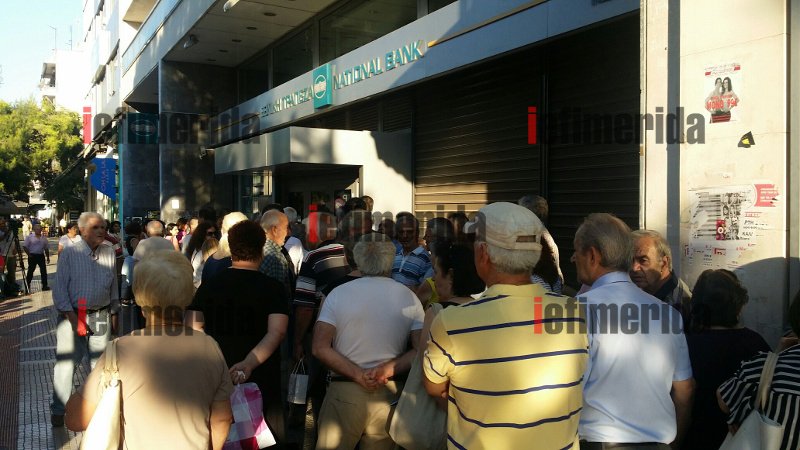 Στις ουρές και πάλι οι συνταξιούχοι [εικόνες] | iefimerida.gr 1