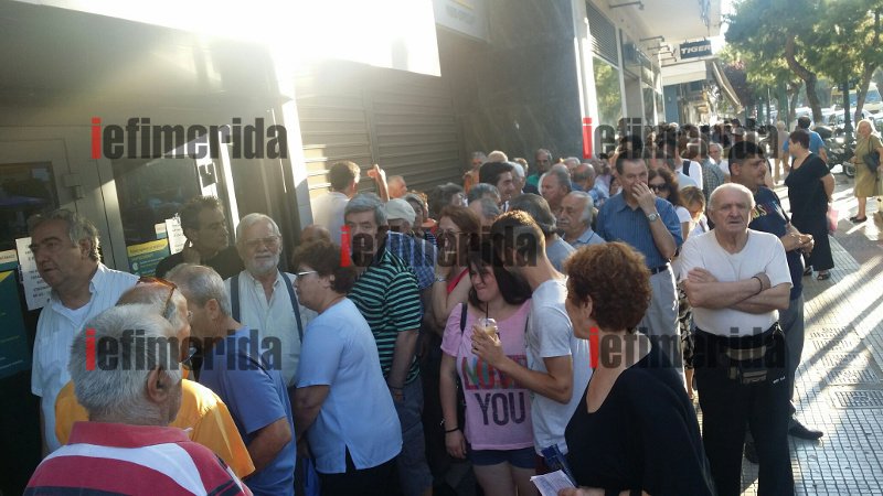 Στις ουρές και πάλι οι συνταξιούχοι [εικόνες] | iefimerida.gr 0