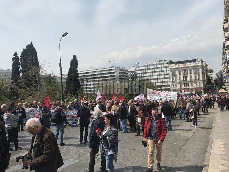 Το παναττικό συλλαλητήριο ξεκίνησε πριν από λίγο από την πλατεία Κλαυθμώνος και μέσω των οδών Σταδίου, Γεωργίου Α' και Βασιλίσσης Σοφίας
