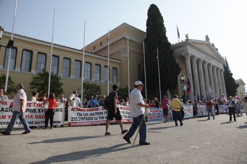 Ολοκληρώθηκε η κινητοποίηση του ΠΑΜΕ και των συνταξιούχων στο Ζάππειο [εικόνες] | iefimerida.gr 4