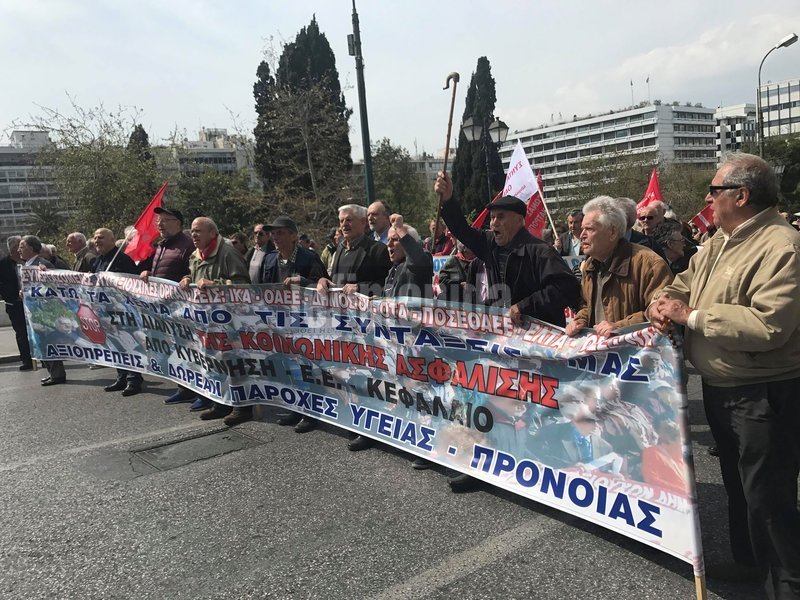 Μαζική πορεία διαμαρτυρίας προς το Μέγαρο Μαξίμου πραγματοποιούν συνταξιουχικές οργανώσεις