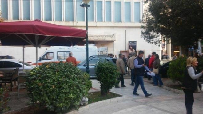 Αγρίνιο: 74χρονος έπαθε ανακοπή καρδιάς στην ουρά για τη σύνταξη [εικόνες] | iefimerida.gr 0