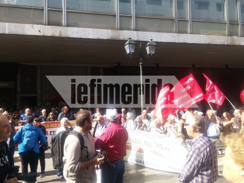 Διαμαρτυρία συνταξιούχων για τις νέες μειώσεις σε κύριες και επικουρικές συντάξεις [εικόνες] | iefimerida.gr 4