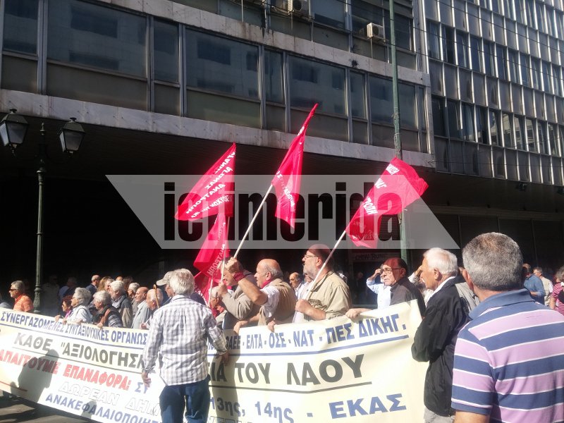 Διαμαρτυρία συνταξιούχων για τις νέες μειώσεις σε κύριες και επικουρικές συντάξεις [εικόνες] | iefimerida.gr 5