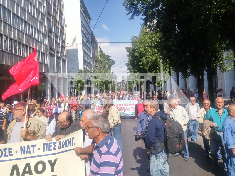 Διαμαρτυρία συνταξιούχων για τις νέες μειώσεις σε κύριες και επικουρικές συντάξεις [εικόνες] | iefimerida.gr 6