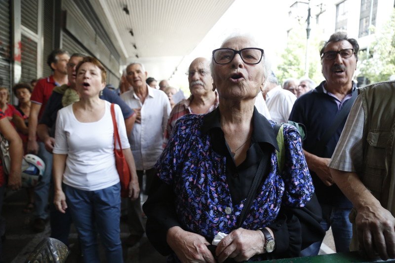 Σε κλοιό συνταξιούχων το υπ.Εργασίας- Διαμαρτύρονται για τις συντάξεις πείνας [εικόνες] | iefimerida.gr 2