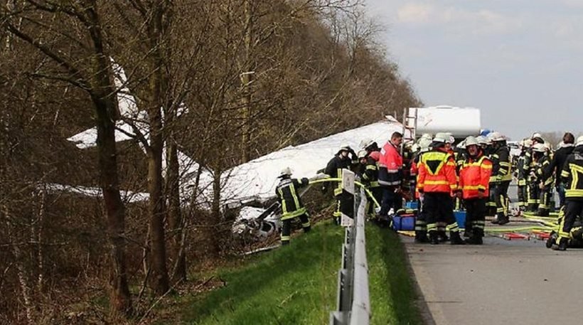 Νέα αεροπορική τραγωδία για τη Γερμανία: Συνετρίβη αεροσκάφος σε αυτοκινητόδρομο [εικόνες] | iefimerida.gr 0