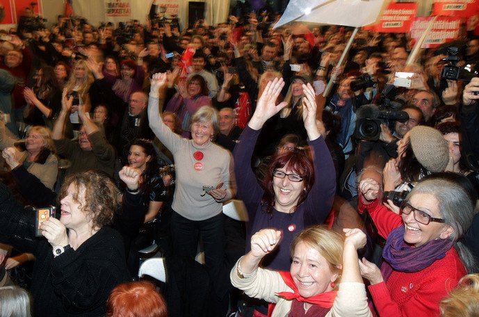 Οι τρελοί πανηγυρισμοί στο περίπτερο του ΣΥΡΙΖΑ και η κατήφεια στο κιόσκι της ΝΔ [εικόνες] | iefimerida.gr 2