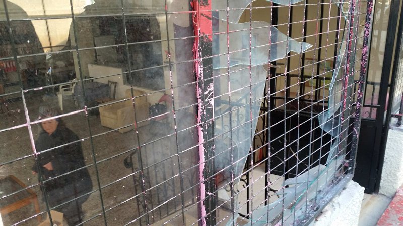 Επίθεση στα γραφεία του ΣΥΡΙΖΑ στην Καισαριανή -Εσπασαν την τζαμαρία και πέταξαν φωτοβολίδα [εικόνες] | iefimerida.gr 1