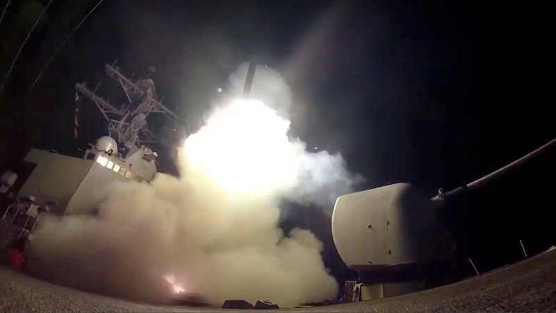 Καρέ καρέ η εκτόξευση των 59 πυραύλων «Τόμαχοκ» που έπληξαν τη Συρία, από το αμερικανικό πλοίο [εικόνες] | iefimerida.gr 3