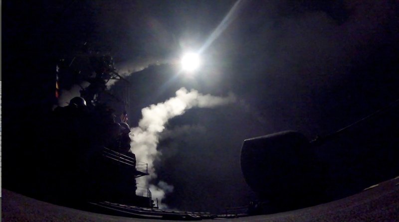 Καρέ καρέ η εκτόξευση των 59 πυραύλων «Τόμαχοκ» που έπληξαν τη Συρία, από το αμερικανικό πλοίο [εικόνες] | iefimerida.gr 2