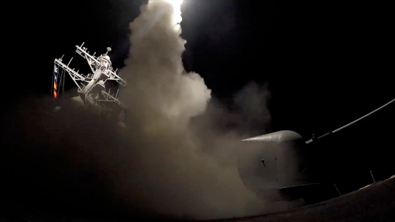 Καρέ καρέ η εκτόξευση των 59 πυραύλων «Τόμαχοκ» που έπληξαν τη Συρία, από το αμερικανικό πλοίο [εικόνες] | iefimerida.gr 4