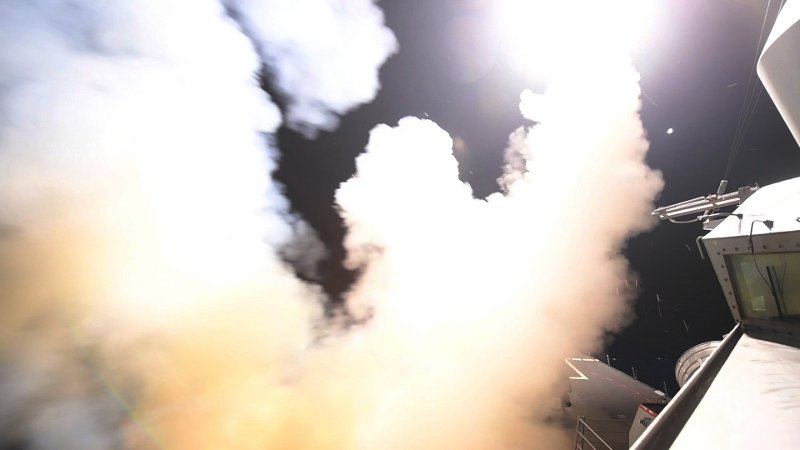 Καρέ καρέ η εκτόξευση των 59 πυραύλων «Τόμαχοκ» που έπληξαν τη Συρία, από το αμερικανικό πλοίο [εικόνες] | iefimerida.gr 6