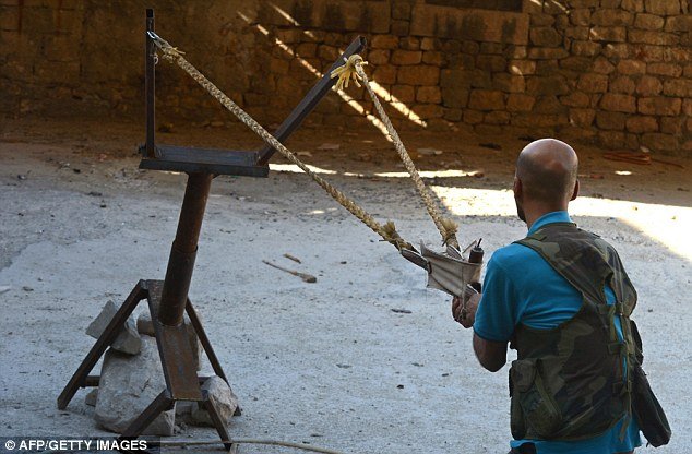 Με χειριστήριο Playstation οι Σύροι πυροδοτούν ρουκέτες [εικόνες] | iefimerida.gr 0