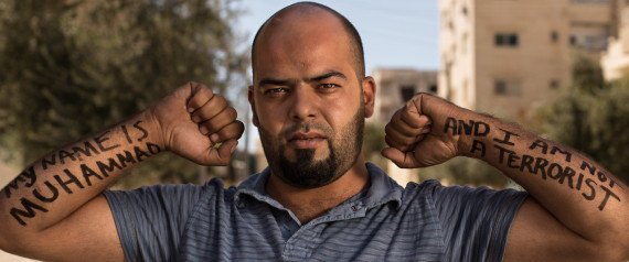 Σύριοι πρόσφυγες μοιράζονται την ιστορία τους γράφοντας συνθήματα στα χέρια [εικόνες] | iefimerida.gr 0