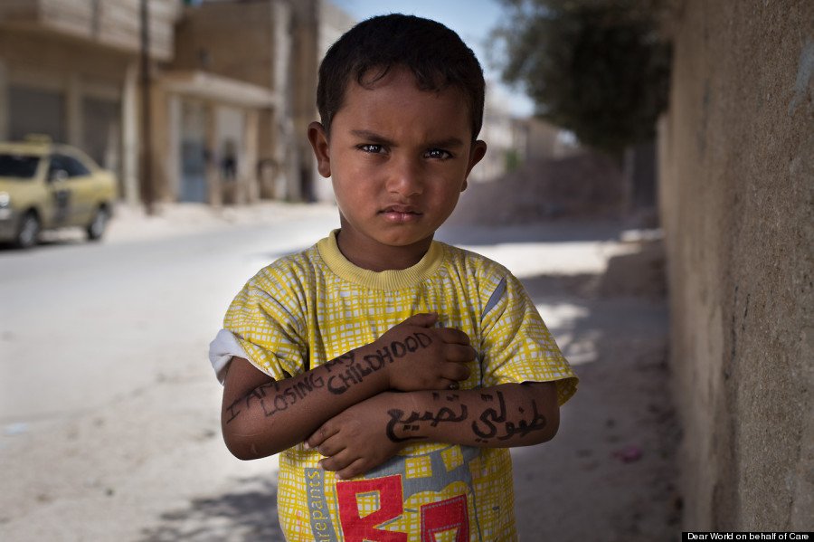 Σύριοι πρόσφυγες μοιράζονται την ιστορία τους γράφοντας συνθήματα στα χέρια [εικόνες] | iefimerida.gr 1