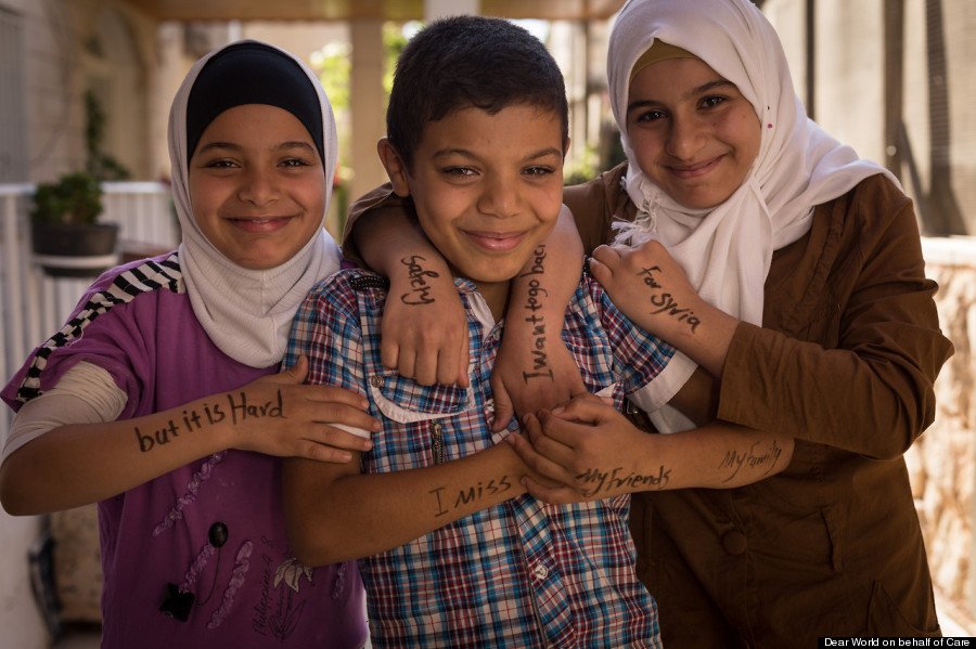 Σύριοι πρόσφυγες μοιράζονται την ιστορία τους γράφοντας συνθήματα στα χέρια [εικόνες] | iefimerida.gr 7