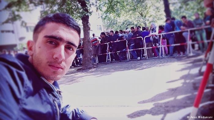 Ο διάσημος Σύρος πρόσφυγας που πόζαρε με τη Μέρκελ μηνύει το Facebook [εικόνες] | iefimerida.gr 4