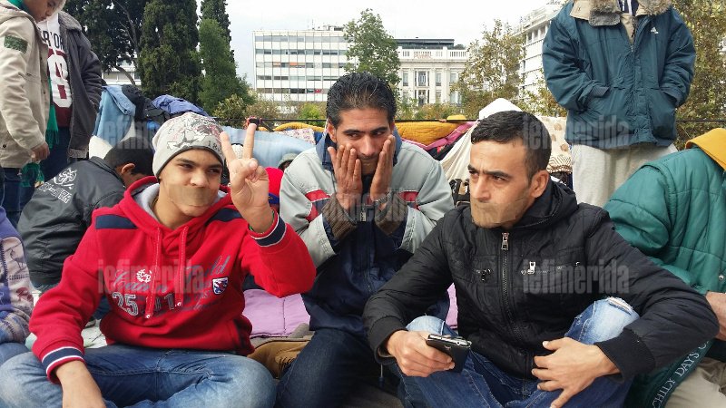 Δεμένα στόματα και λιποθυμίες στο κέντρο της Αθήνας -Απεργία πείνας από τους Σύριους πρόσφυγες [εικόνες] | iefimerida.gr 0