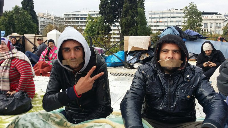 Δεμένα στόματα και λιποθυμίες στο κέντρο της Αθήνας -Απεργία πείνας από τους Σύριους πρόσφυγες [εικόνες] | iefimerida.gr 1