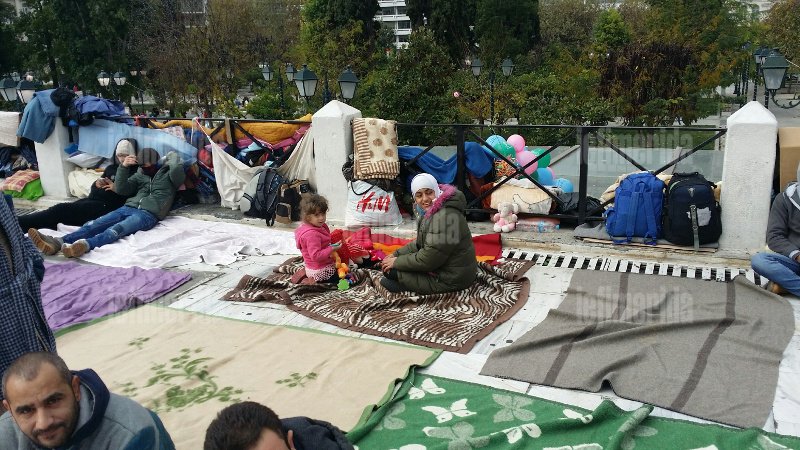 Δεμένα στόματα και λιποθυμίες στο κέντρο της Αθήνας -Απεργία πείνας από τους Σύριους πρόσφυγες [εικόνες] | iefimerida.gr 3