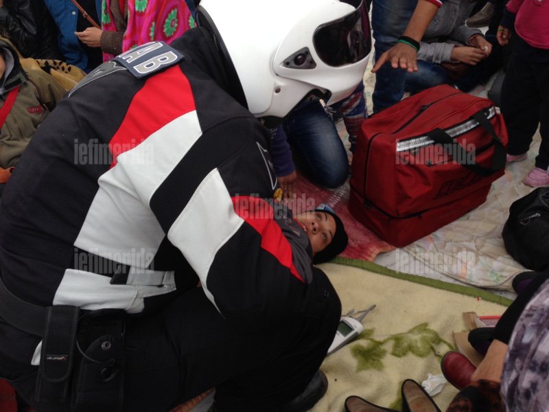 Δεμένα στόματα και λιποθυμίες στο κέντρο της Αθήνας -Απεργία πείνας από τους Σύριους πρόσφυγες [εικόνες] | iefimerida.gr 4