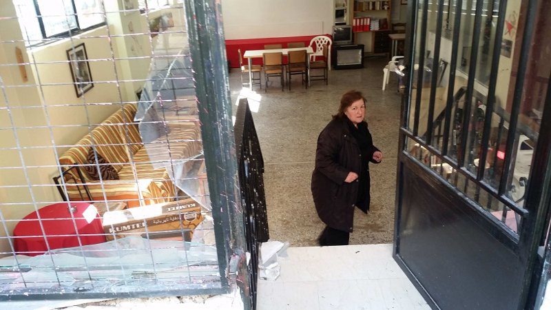 Επίθεση στα γραφεία του ΣΥΡΙΖΑ στην Καισαριανή -Εσπασαν την τζαμαρία και πέταξαν φωτοβολίδα [εικόνες] | iefimerida.gr 2