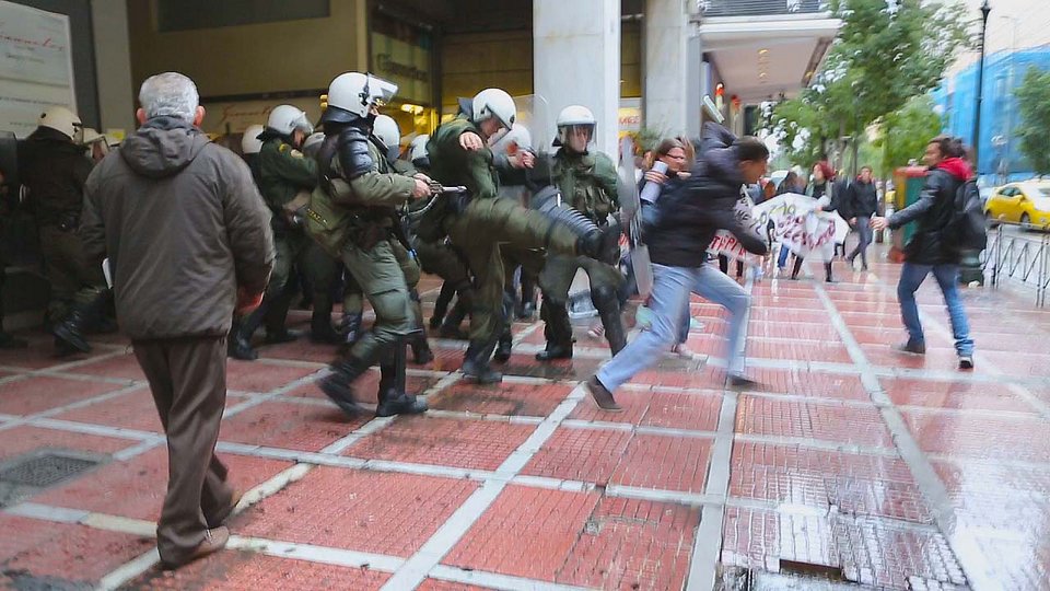 ΣΥΡΙΖΑ: Ετσι τα ΜΑΤ χτύπησαν και ψέκασαν τους διαδηλωτές μας [εικόνες] | iefimerida.gr 0