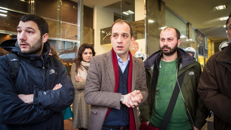 ΣΥΡΙΖΑ: Ετσι τα ΜΑΤ χτύπησαν και ψέκασαν τους διαδηλωτές μας [εικόνες] | iefimerida.gr 3