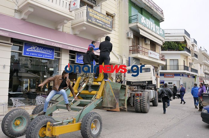 Μεσολόγγι: Αγρότες κατέβασαν την ταμπέλα στα γραφεία του ΣΥΡΙΖΑ, πέταξαν πορτοκάλια [εικόνες & βίντεο] | iefimerida.gr 1
