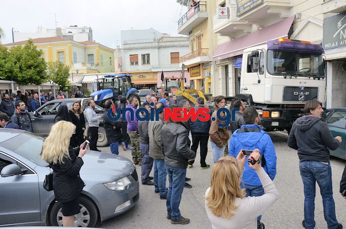 Μεσολόγγι: Αγρότες κατέβασαν την ταμπέλα στα γραφεία του ΣΥΡΙΖΑ, πέταξαν πορτοκάλια [εικόνες & βίντεο] | iefimerida.gr 0