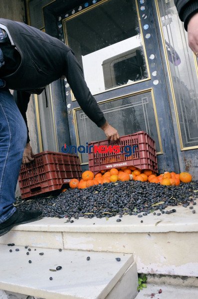 Μεσολόγγι: Αγρότες κατέβασαν την ταμπέλα στα γραφεία του ΣΥΡΙΖΑ, πέταξαν πορτοκάλια [εικόνες & βίντεο] | iefimerida.gr 6